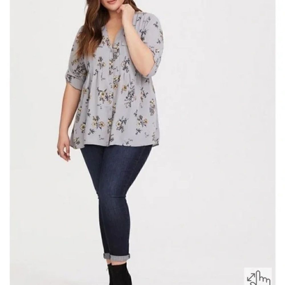 Torrid Georgette hi-low tunic top. Gray floral size 3X‎